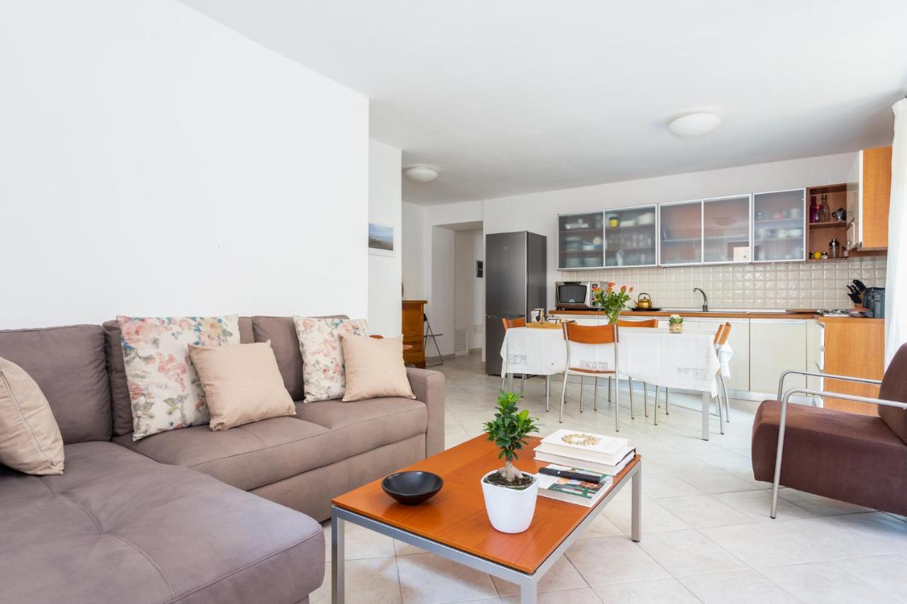 Spacious 3-Bedroom Apartment With Courtyard In Tempio Pausania - Perfect For Families Eksteriør bilde