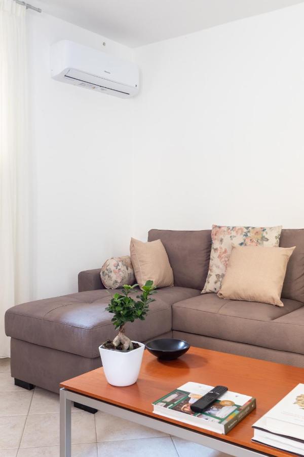 Spacious 3-Bedroom Apartment With Courtyard In Tempio Pausania - Perfect For Families Eksteriør bilde