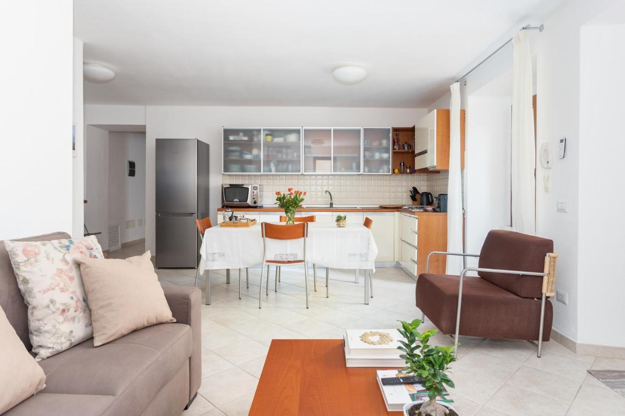 Spacious 3-Bedroom Apartment With Courtyard In Tempio Pausania - Perfect For Families Eksteriør bilde