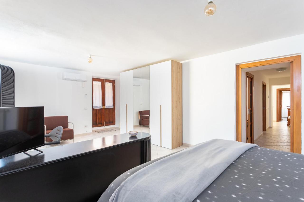 Spacious 3-Bedroom Apartment With Courtyard In Tempio Pausania - Perfect For Families Eksteriør bilde