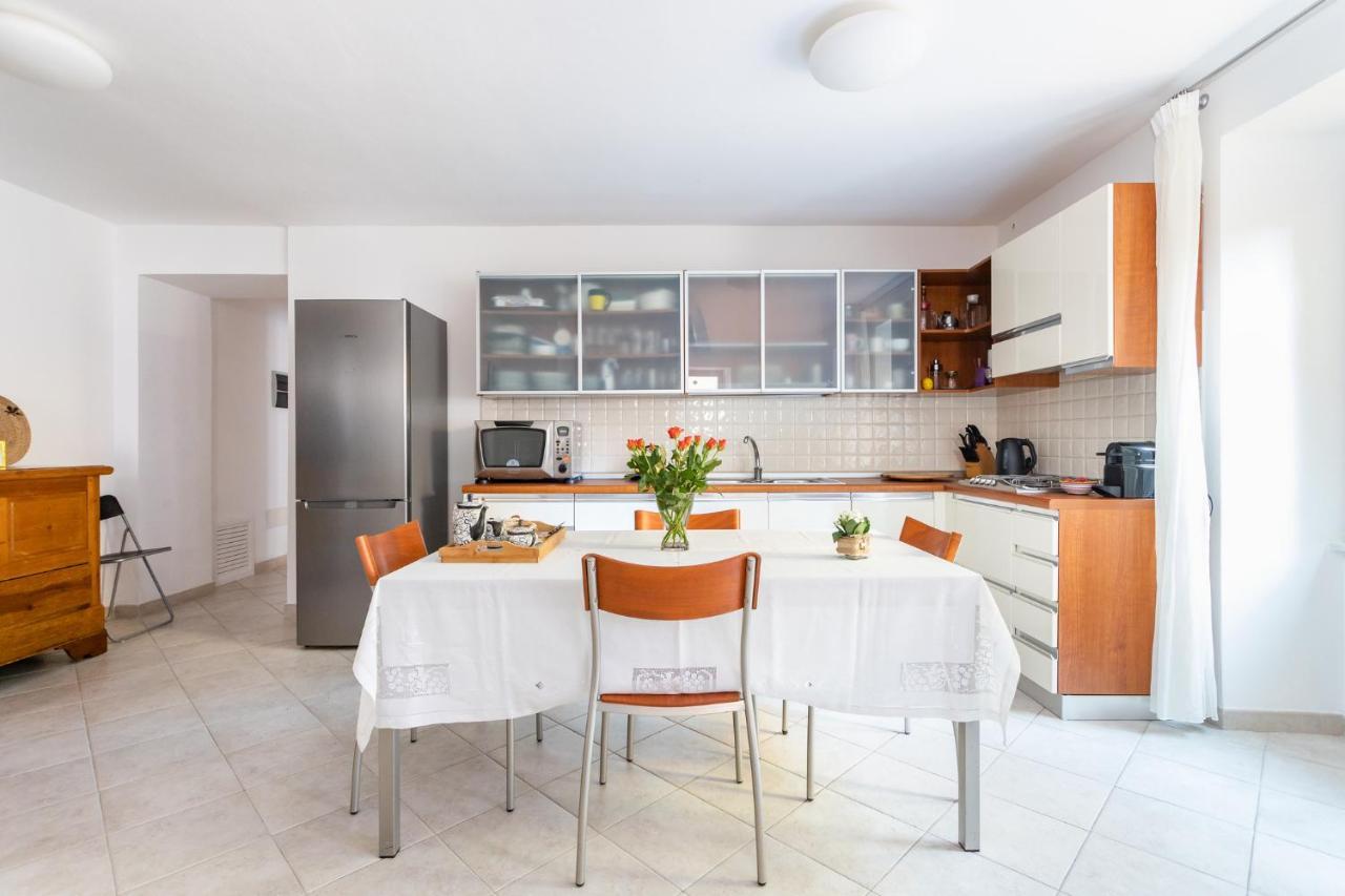 Spacious 3-Bedroom Apartment With Courtyard In Tempio Pausania - Perfect For Families Eksteriør bilde