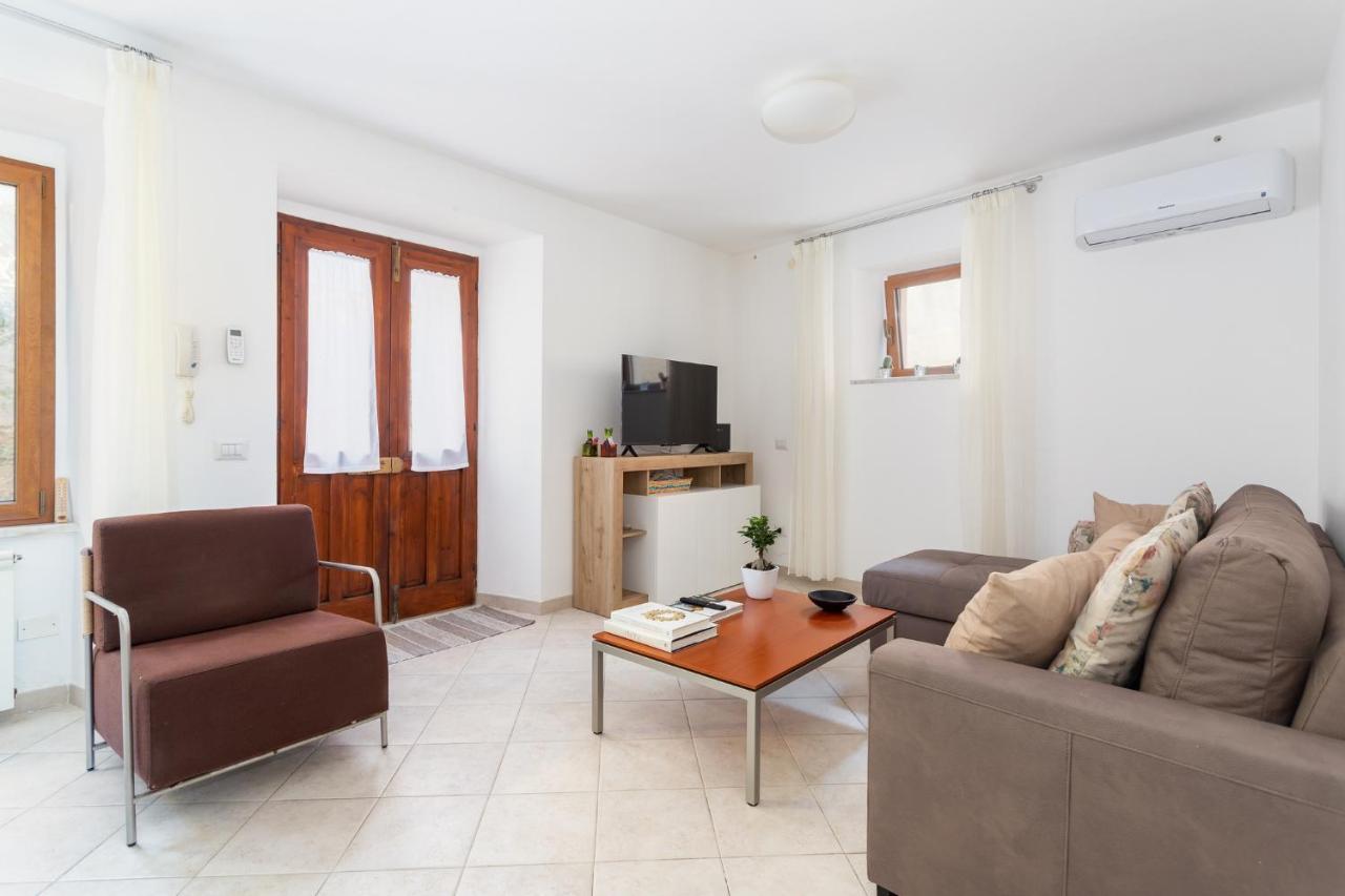 Spacious 3-Bedroom Apartment With Courtyard In Tempio Pausania - Perfect For Families Eksteriør bilde